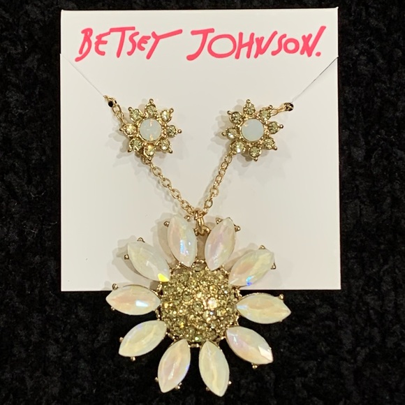 BETSEY JOHNSON SPARKLING DAISY NECKLACE AND EARRINGS SET! - Picture 1 of 11